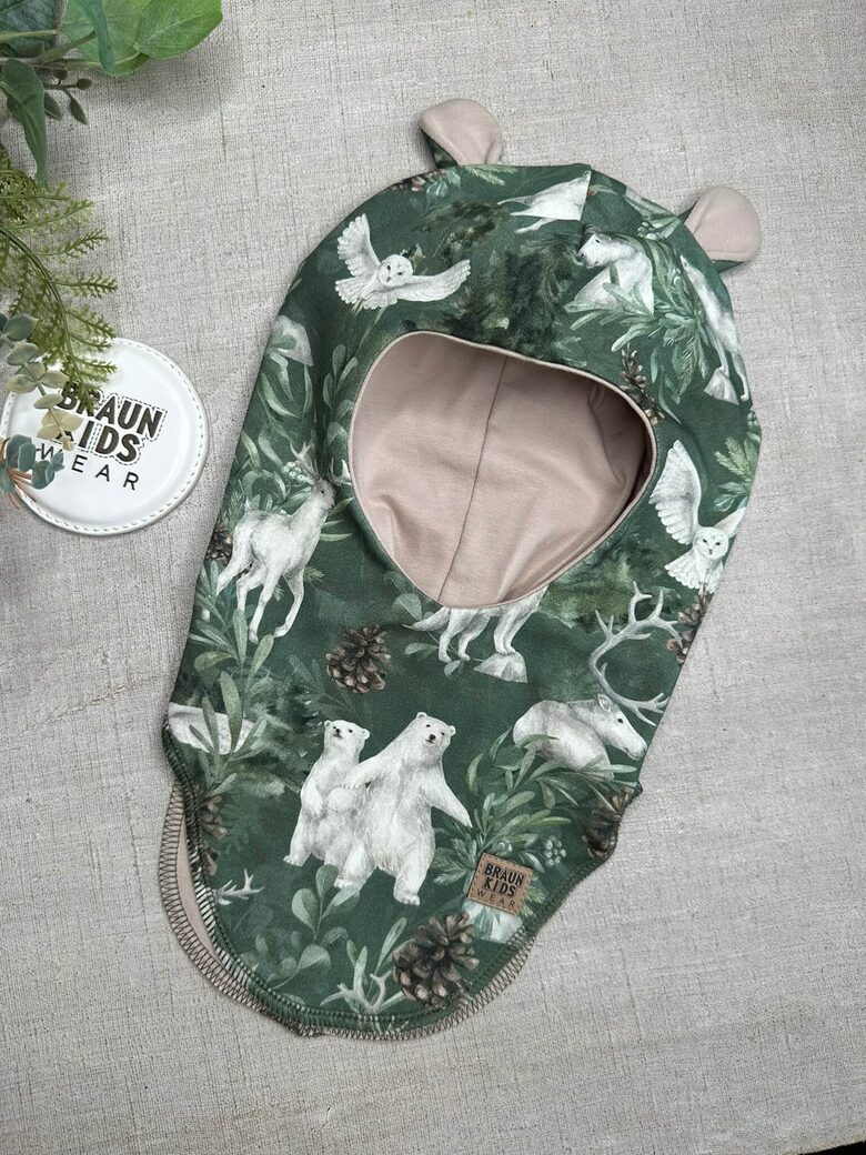 Starpsezonas ķivercepure ar lāča austiņām - Tumši zaļa ar meža zvēriem